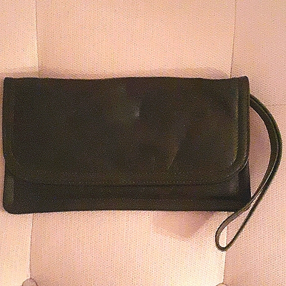 n/a Handbags - Green wristlet clutch